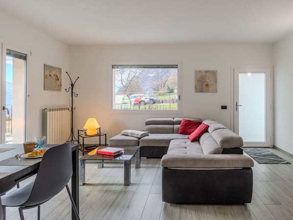 Möbel, Eigentum, Tabelle, Couch, Bilderrahmen, Komfort, Holz, Interior Design, Fenster, Flooring