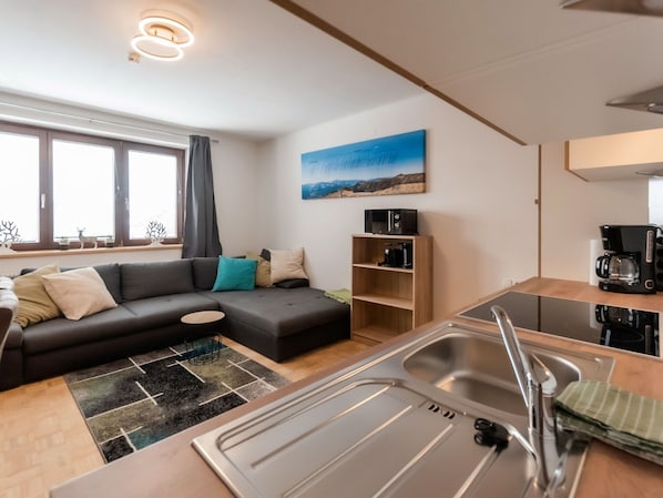 Eigentum, Möbel, Sinken, Couch, Spüle, Cabinetry, Beleuchtung, Interior Design, Fenster, Holz
