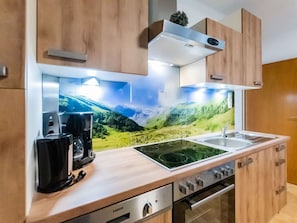 Countertop, Cabinetry, Eigentum, Küchengerät, Herd, Küche, Mikrowelle, Haushaltsgerät, Holz, Interior Design