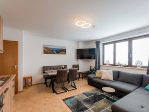 Möbel, Eigentum, Couch, Tabelle, Bilderrahmen, Fenster, Holz, Wohnzimmer, Interior Design, Fussboden