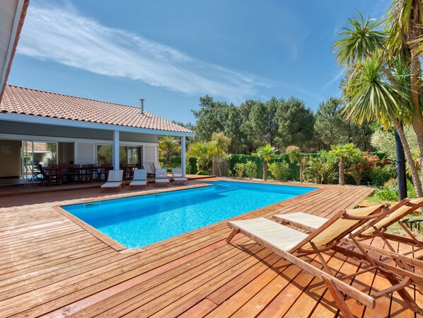 Ciel, Plante, L'Eau, Nuage, Propriété, Piscine, Bâtiment, Bleu Azur, Fenêtre, Bois