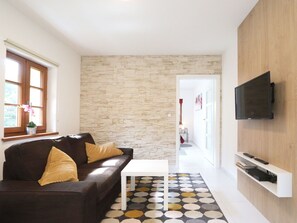 Furniture, Couch, Property, Building, Comfort, Wood, Living Room, Picture Frame, Interior Design, Flooring