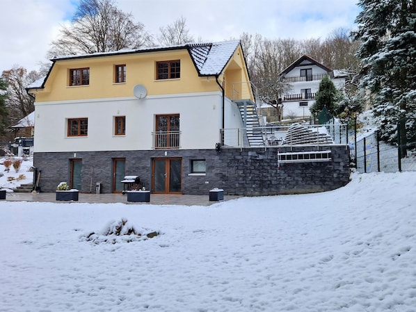 Building, Snow, Sky, Window, Property, Tree, Cloud, Plant, House, Freezing