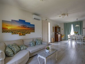 Couch, Property, Table, Furniture, Interior Design, Decoration, Living Room, Floor, Studio Couch, Wall