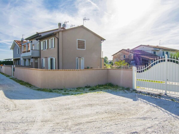 Cloud, Sky, Building, Property, Window, House, Asphalt, Land Lot, Plant, Urban Design