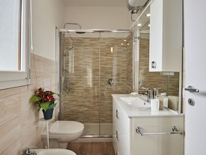 Mirror, Tap, Sink, Plumbing Fixture, Property, Plant, Bathroom Cabinet, Bathroom Sink, Cabinetry, Bathroom