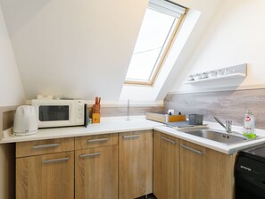 Cabinetry, Kitchen Sink, Countertop, Sink, Building, Tap, Wood, Kitchen, Interior Design, Floor