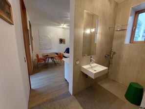 Plumbing Fixture, Tap, Mirror, Property, Sink, Wood, Bathroom Sink, Interior Design, Bathroom, Floor