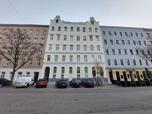 Building, Car, Window, Wheel, Sky, Vehicle, Urban Design, Neighbourhood, Residential Area