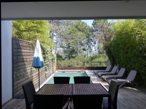 Bâtiment, Plante, Table, Ombre, Maison, Rectangle, Arbre, Bois, Mobilier De Jardin, Chaise