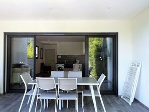 Tabelle, Möbel, Stuhl, Holz, Schatten, Interior Design, Veranda, Flooring, Fussboden