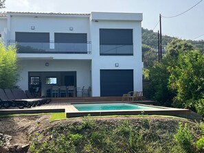 Plante, Propriété, Bâtiment, Ciel, Rectangle, Ombre, Fenêtre, Lot Terre, Herbe, Design Urbain