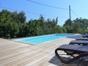 Ciel, L'Eau, Piscine, Bleu Azur, Rectangle, Ombre, Bois, Mobilier De Jardin, Arbre, Sol