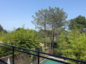 Ciel, Paysage Naturel, Ombre, Clôture, Plante, Arbre, Loisir, Paysage, Balustrade, Chalet