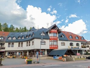 Wolke, Himmel, Gebäude, Eigentum, Fenster, Die Architektur, Haus, Pflanze, Fassade, Grundeigentum