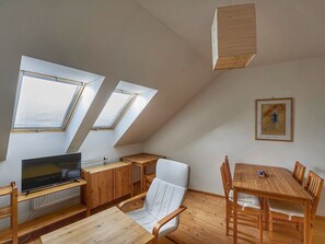 Table, Propriété, Canapé, Meubles, Bâtiment, Blind Fenêtre, Fenêtre, Bois, Salon, Chaise
