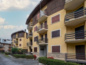 Pflanze, Himmel, Gebäude, Wolke, Eigentum, Fenster, Die Architektur, Urban Design, Nachbarschaft, Wohngebiet