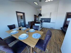 Table, Meubles, Canapé, Bleu Azur, Bois, Chaise, Bâtiment, Design Intérieur, Salon, Sol