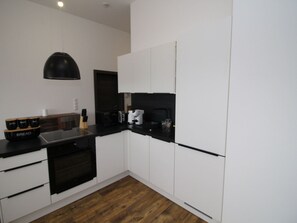 Cabinetry, Comptoir, Appareil De Cuisine, Cuisinière, Bois, Cuisine, Électroménager, Sol, Tache De Bois, Évier