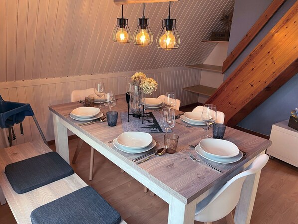 Table, Furniture, Tableware, Property, Dishware, Wood, Chair, Interior Design, Plate, Serveware