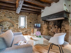 Property, Furniture, Table, Plant, Building, Azure, Window, Interior Design, Wood, Living Room