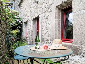 Table, Property, Furniture, Plant, Window, Bottle, Tableware, Chair, Building, Outdoor Furniture