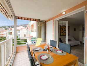 Möbel, Gebäude, Himmel, Baum, Interior Design, Pflanze, Haus, Freizeit, Schatten, Stuhl
