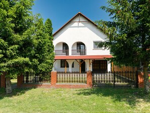 Plant, Sky, Tree, Cottage, Wood, Residential Area, Facade, Grass, House, Building