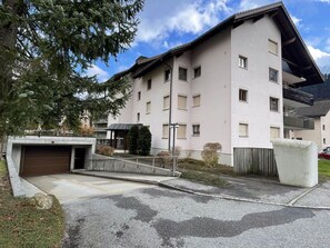 Plante, Nuage, Propriété, Ciel, Bâtiment, Fenêtre, Lot Terre, Design Urbain, Arbre