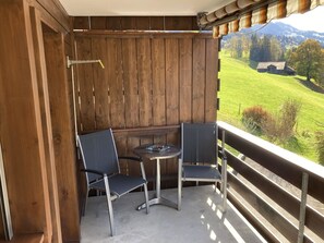 Himmel, Pflanze, Gebäude, Wolke, Fenster, Baum, Haus, Holz, Urban Design, Steigung