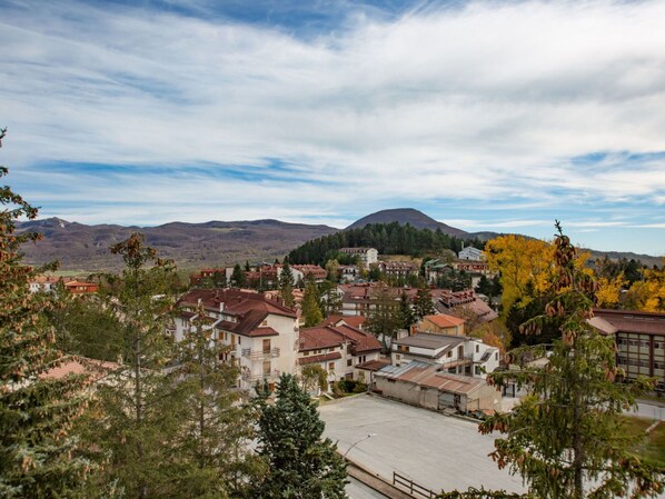Cloud, Sky, Property, Building, Tree, House, Architecture, Window, Neighbourhood, Residential Area