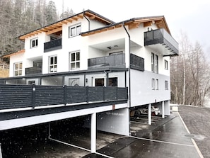 Building, Window, Tree, House, Urban Design, Residential Area, Facade, Real Estate, Wood, Roof
