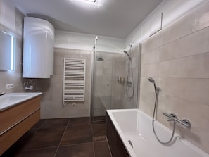 Tap, Plumbing Fixture, Sink, Mirror, Property, White, Building, Bathroom, Bathroom Sink
