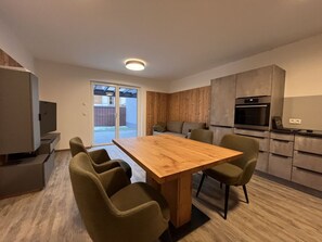 Möbel, Tabelle, Cabinetry, Stuhl, Holz, Gebäude, Interior Design, Komfort, Flooring, Wohnzimmer