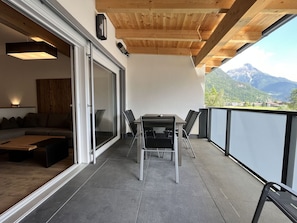 Gebäude, Möbel, Schatten, Interior Design, Holz, Veranda, Fussboden, Flooring, Wohngebiet, Komfort