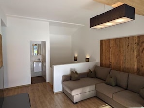 Eigentum, Bilderrahmen, Komfort, Holz, Couch, Interior Design, Wohnzimmer, Flooring, Fussboden