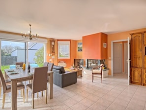 Tabelle, Möbel, Eigentum, Himmel, Gebäude, Couch, Azurblau, Wolke, Schatten, Interior Design