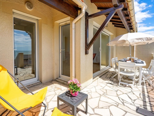 Plante, Table, Meubles, Propriété, Fleur, Bâtiment, Pot De Fleur, Chaise, Plante D'Appartement, Bleu Azur