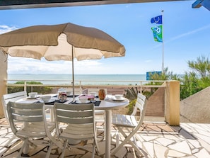 Ciel, Propriété, Table, Meubles, Chaise, L'Eau, Parapluie, Bleu Azur, Mobilier De Jardin, Ombre