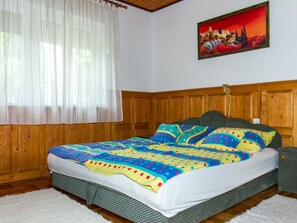 Tabelle, Möbel, Eigentum, Holz, Interior Design, Beleuchtung, Couch, Die Architektur, Flooring, Wohnzimmer