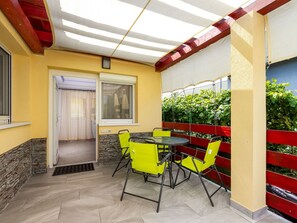 Tabelle, Möbel, Eigentum, Holz, Interior Design, Beleuchtung, Couch, Die Architektur, Flooring, Wohnzimmer