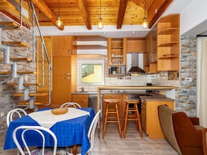 Tabelle, Möbel, Eigentum, Holz, Interior Design, Beleuchtung, Couch, Die Architektur, Flooring, Wohnzimmer