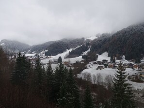 Nuage, Ciel, Bâtiment, Neige, Plante, Fenêtre, Monde, Pente, Branche, Arbre