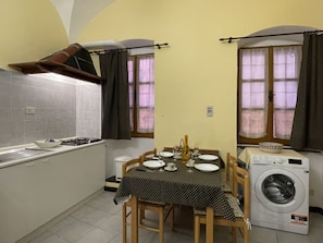 Gebäude, Fenster, Wäschekammer, Tabelle, Holz, Cabinetry, Interior Design, Fussboden, Küche, Haus