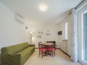 Tabelle, Möbel, Couch, Bilderrahmen, Holz, Fenster, Zimmerpflanze, Gebäude, Wohnzimmer, Interior Design
