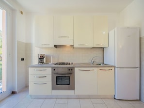 Cabinetry, Gebäude, Countertop, Eigentum, Möbel, Herd, Küchengerät, Küche, Sinken, Spüle