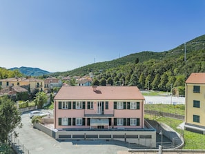 Himmel, Fenster, Berg, Baum, Pflanze, Urban Design, Landschaft, Grundeigentum, Fassade, Gebäude