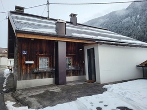 Building, Sky, Property, Window, Snow, Door, House, Cottage, Wood