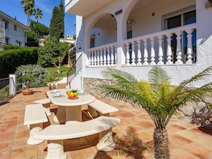 Plante, Bâtiment, Arbre, Mobilier De Jardin, Table, Arecales, Design Urbain, Maison, Ciel, Immobilier