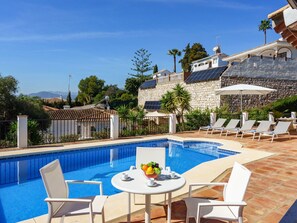 L'Eau, Meubles, Plante, Bâtiment, Table, Ciel, Piscine, Chaise, Bleu Azur, Arbre